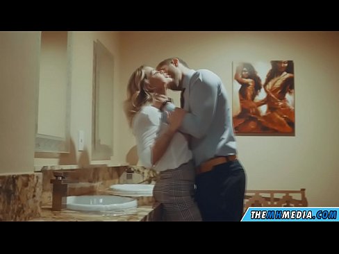 ❤️ Nigbati bilondi ti oyan ba tan ọ ni yara isinmi ti gbogbo eniyan ❤️❌ ni onihoho% yo.tube-sexer-com.ru% ❤